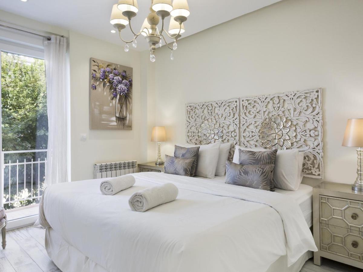 Sitges Spaces: Mediterranean Beachfront Apartments with Spacious Terrace Exterior photo