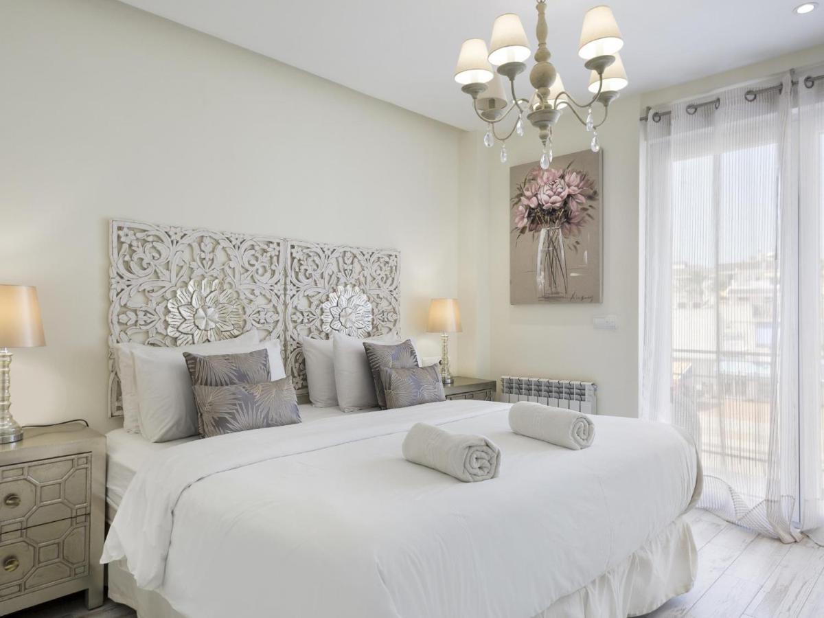 Sitges Spaces: Mediterranean Beachfront Apartments with Spacious Terrace Exterior photo